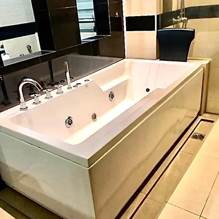 Luxurious Villa With Bbq & Jacuzzi By The Beach Batu Ferringhi
